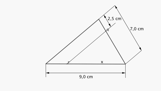 En stor trekant der den lengste siden er 9,0 cm og den nest lengste siden er 7,0 cm. Trekanten deles av et linjestykket PQ som er parallellt med det ene trekantbeinet. Den lengste trekantsiden deles i to og den lengste delen er x. Den andre siden deles i to og den korteste delen er 2,5 cm.